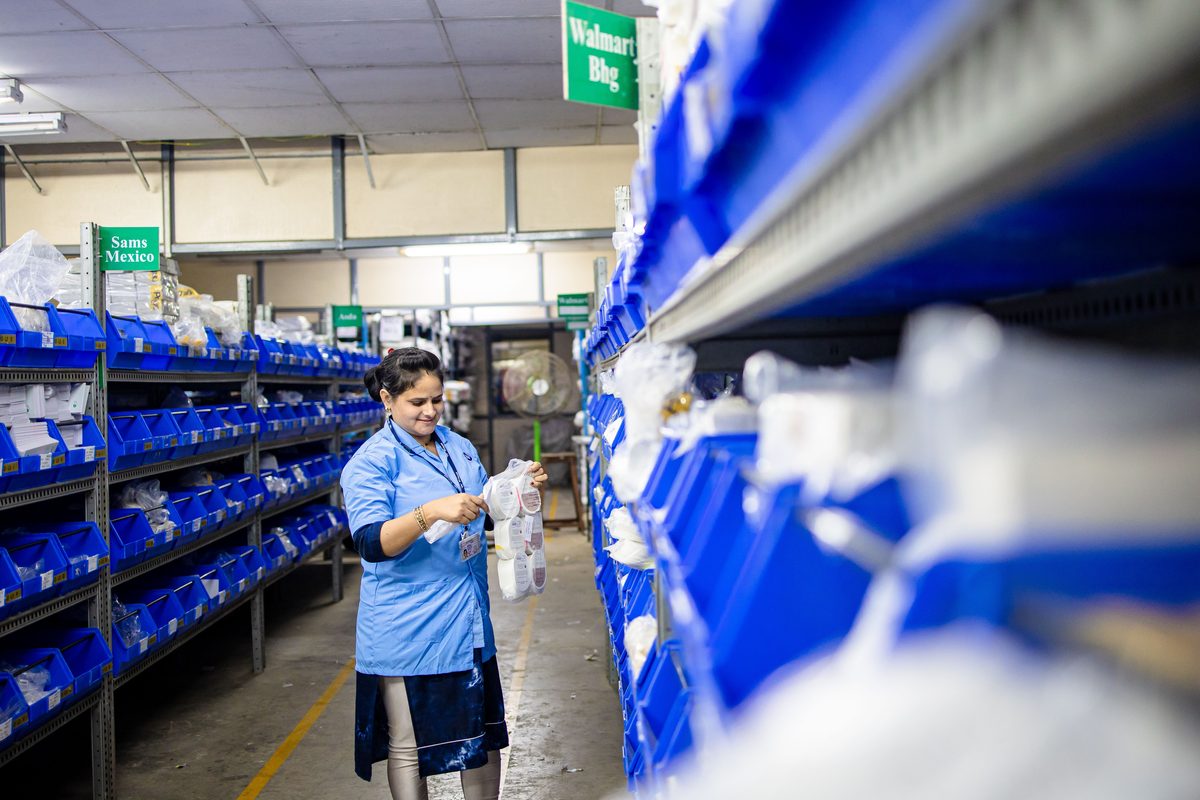 Personal organizando y verificando etiquetas de producto
