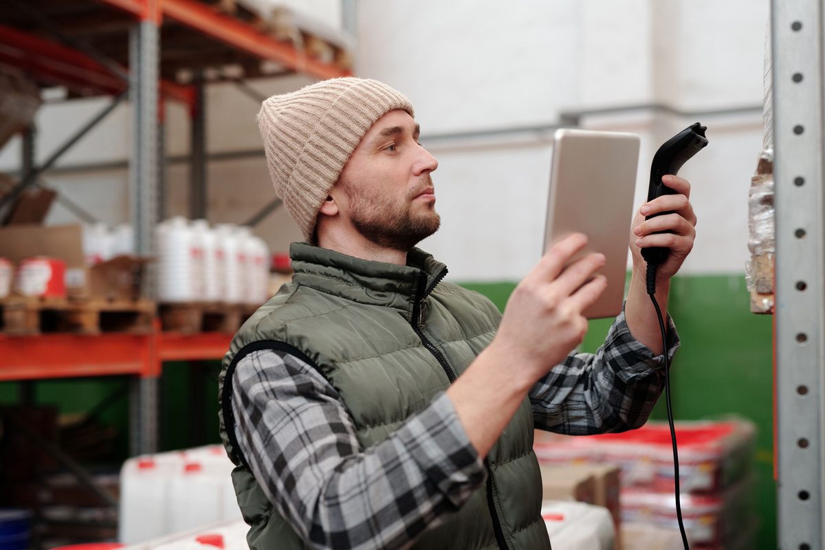 Trabajador realizando control de inventario con escáner